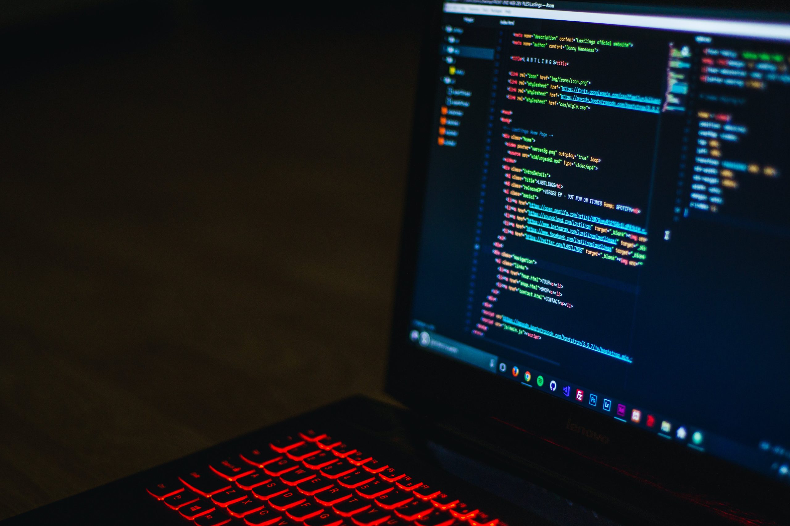Image d'un ordinateur sur lequel on peut voir des ligne de code